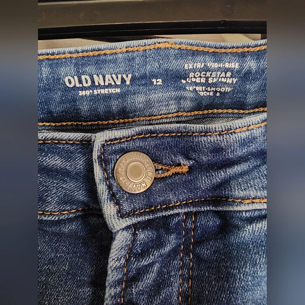 Old Navy High-Rise Skinny Jeans - Picture 2 of 3